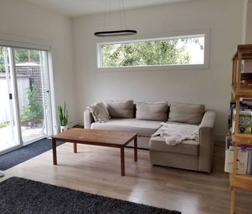 10 month rental - furnished 3 bedroom house in Fernwood - Photo 3