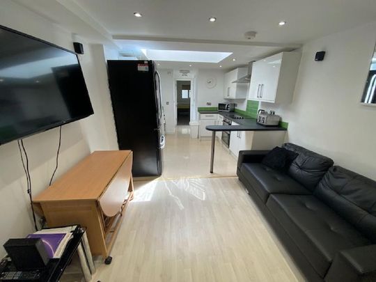 6 bedroom house to rent - Photo 1