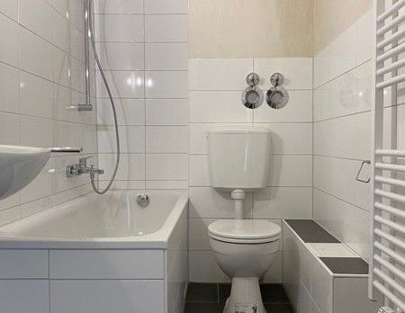 Singles aufgepasst: teilsanierte 1-Zimmer-Wohnung mit Abstellkammer und Balkon! - Photo 1