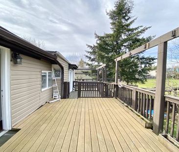 PET Friendly 3 Bedroom House with a beautiful open deck! - Photo 4