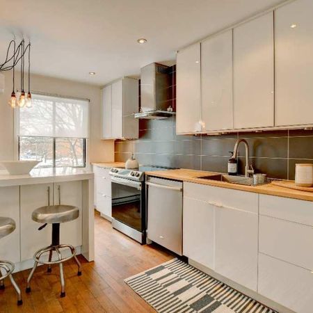 Magnifique 5½ meublé • 3 chambres • Centre-ville • Tout inclus - Photo 3