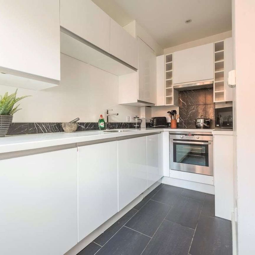 All inclusive short let. A wonderfully convenient home in the heart of Henley-on-Thames available for short lets, stays from one week. All bills included. - Photo 1