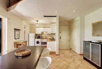 Apartamento T1+1 mobilado e com varandas, no condomínio da Herdade da Aroeira