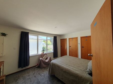 Renovated LARGE 7 Bedroom House - Photo 2