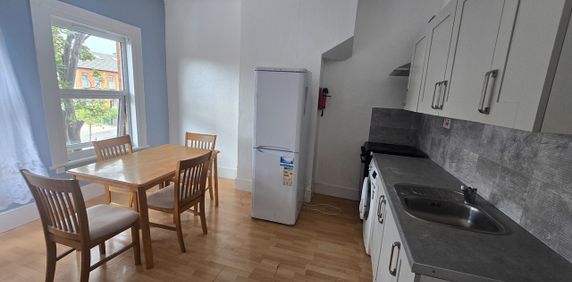 1 Bed Flat, York Road, IG1 - Photo 2
