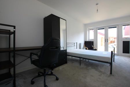 4 bedroom detached house to rent - Photo 2