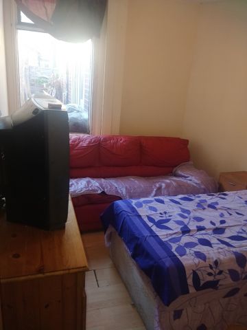 Room in a Shared House, Selby Road, E13 - Photo 4
