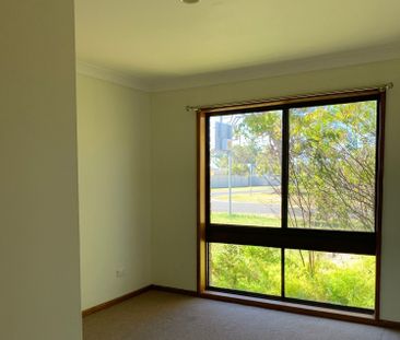 3 Bedroom - 2 Bathroom - Location close to cafes, shops - Photo 1