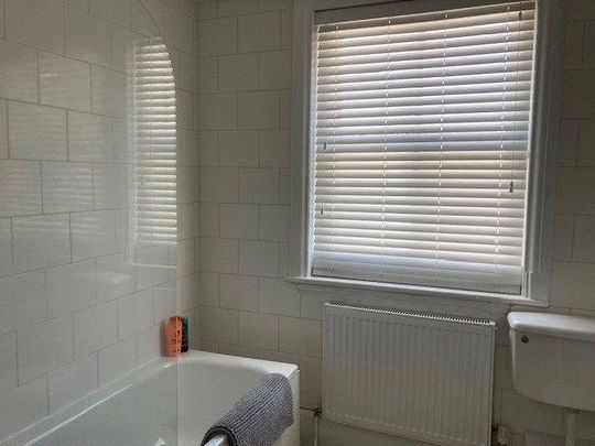 1 bedroom in a flat share to rent - Photo 1