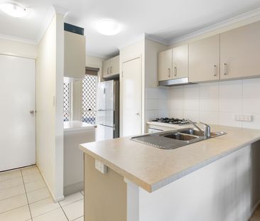 Charming Two-Storey Town House - Photo 4