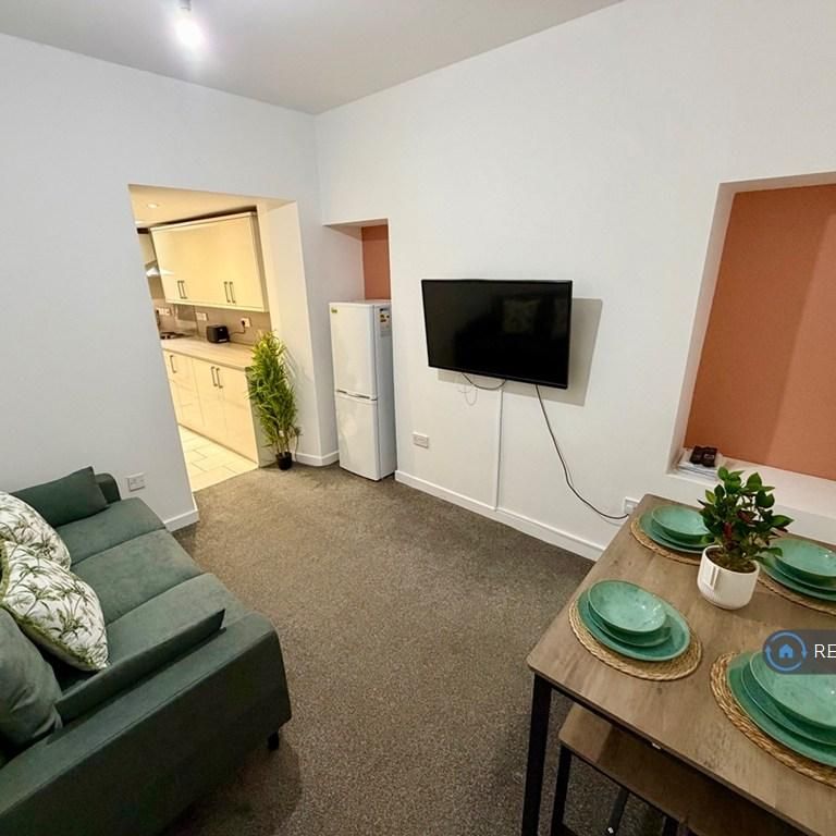 1 bedroom in a house share to rent - Photo 1