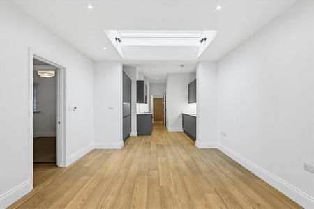 Beautifully refurbished ground‑floor two‑bedroom apartment, W5. - Photo 2