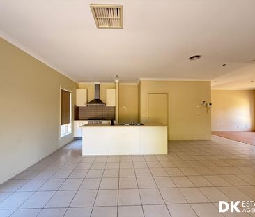 Spacious 4 Bedroom House in Tarneit - Photo 3