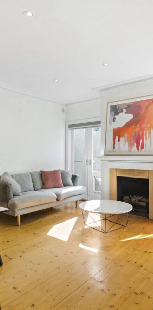 Renovated, light filled, lifestyle location - Photo 1