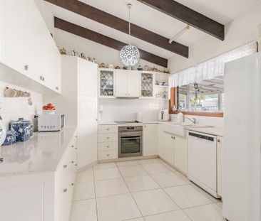 SPACIOUS AND MODERN FAMILY HOME IN AN IDEAL LOCATION - Photo 4