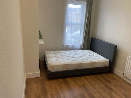 4 bedroom terraced house to rent - Photo 5