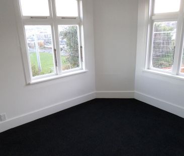 Cozy 4 Bedroom home in North Dunedin - Photo 2