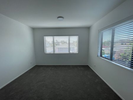 Two Level Townhouse&excl; Brand New&excl; Huge Garden&excl; - Photo 4