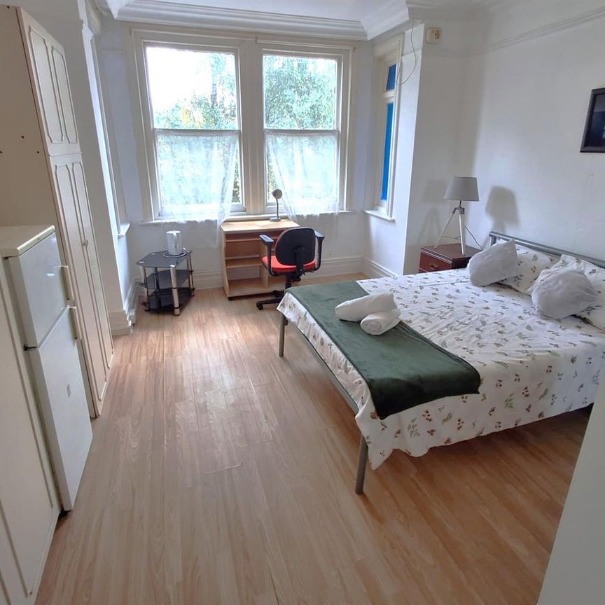 Dreamwood, Bournemouth, BH8 - Photo 1