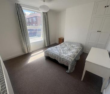 2 bedroom end of terrace house to rent - Photo 5