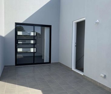 Modern 3 bedroom townhouse perfect summer location! - Photo 5