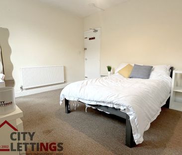 4 Bedroom Mid Terraced House - Photo 6
