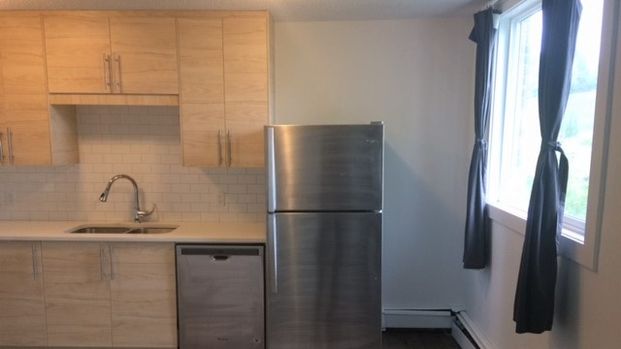 Top Floor 1 Bedroom Suite In Sunnyside – Unbeatable Location. - Photo 1