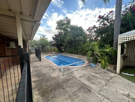 Family Home with pool - Photo 4