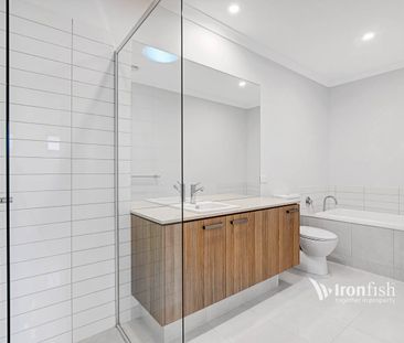TAKE A LOOK INSIDE! SPACIOUS TOWNHOUSE! - Photo 5