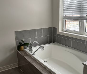 For Lease - 80 Inverness Way, Bradford West Gwillimbury, Ontario - Photo 4