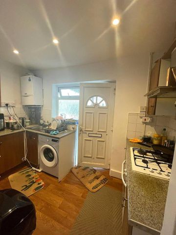 1 bedroom in a house share to rent - Photo 5