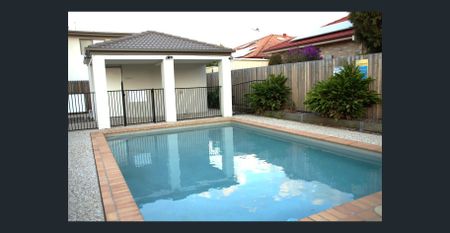 Stunning Modern 3-Bedroom Townhouse – Prime Calamvale Location! - Photo 3