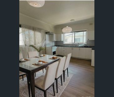 Beautiful 3 Bed room House! Close to the Train and Bus Station! - Photo 2