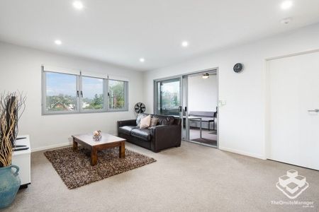 Break Lease Opportunity! UNFURNISHED Three Bedroom Apartment in Brisbane City - Photo 2