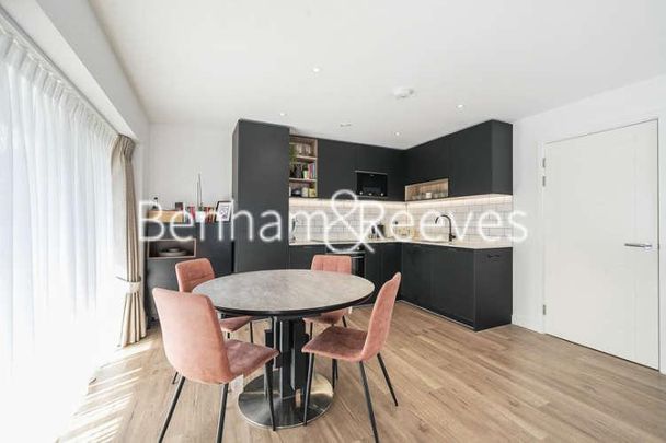 East Drive, Beaufort, NW9 - Photo 1