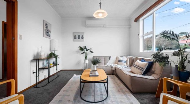 Four bedroom Newtown - Photo 1