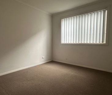 Spacious 3-Bedroom Home with Two Living Areas - Photo 4