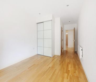 2 bedroom flat in London - Photo 1