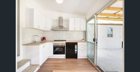 Charming Freestanding Family Home in a Prime Kensington Location - Offered Part Furnished or Unfurnished - Photo 4
