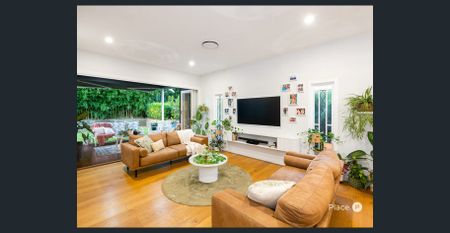 Charming Family Home - Photo 2