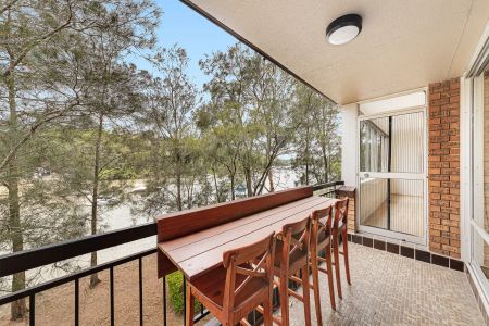 Light-Filled Renovated Waterfront Two Bedroom Apartment - Photo 5