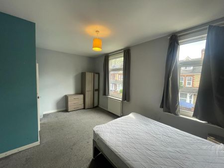 1 bedroom in a house share to rent - Photo 2