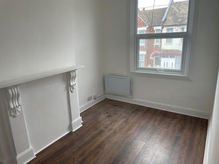 3 bedroom flat to rent - Photo 3