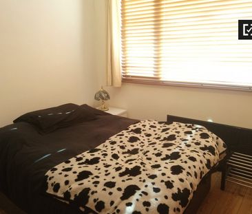 Double Bedroom for rent in 4-Bedroom House in Clontarf - Photo 4