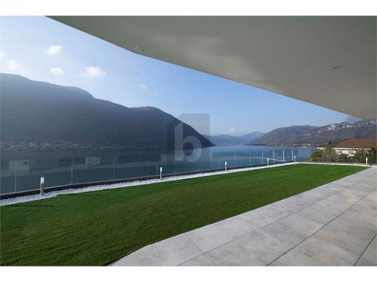 MODERNO E SPAZIOSO CON AMPIO GIARDINO - Foto 1