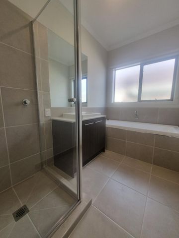 **Modern Comfort in Truganina: Stylish 4-Bedroom Family Home** - Photo 4