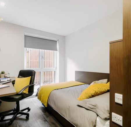 Stylish double ensuite bedroom not far from the School of Law - Photo 3