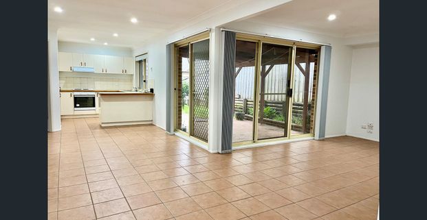 Charming & spacious 4 bedroom family home in the perfect location!! - Photo 1