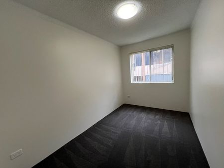 Ideally located, walk to shops and station - Photo 5
