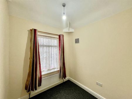 3 bedroom end of terrace house to rent - Photo 4